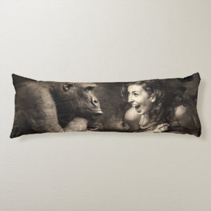 Coussins Longs Femme faisant le gorille rire