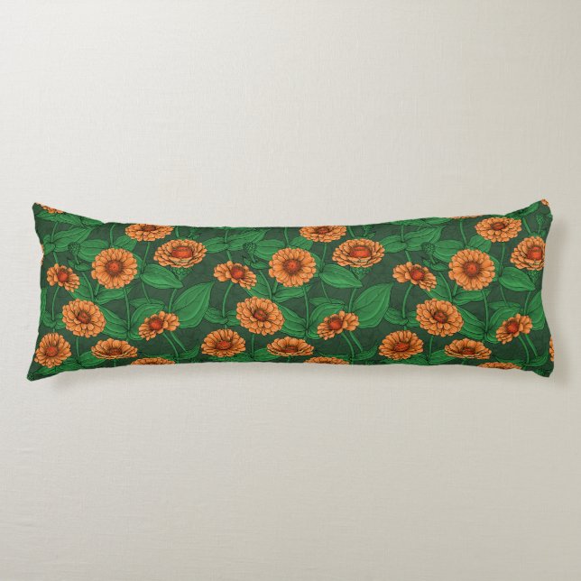 Coussins Longs Fleurs Zinnia orange, feuilles verts sur vert fonc (Devant)