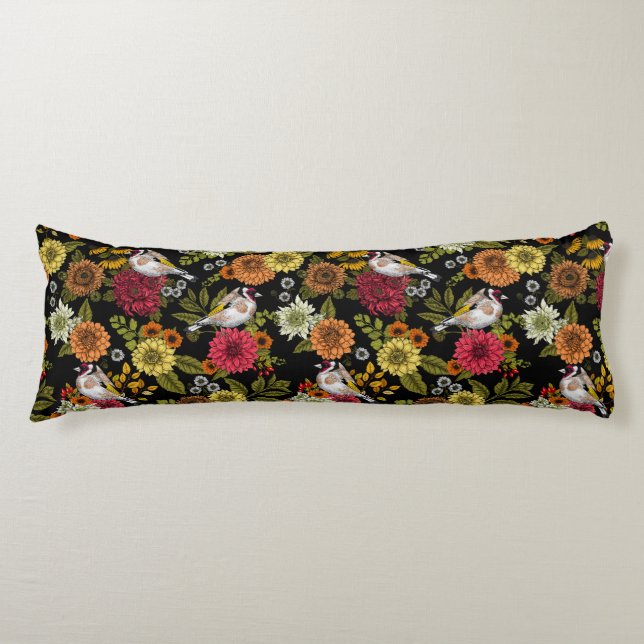 Coussins Longs Goldfinches dans le jardin sur noir (Devant)