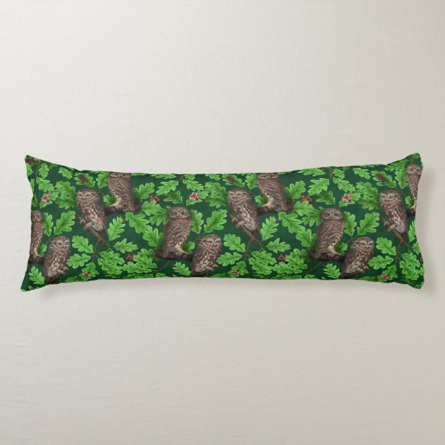 Coussins Longs Hiboux dans la forêt sur fond vert foncé (Devant)