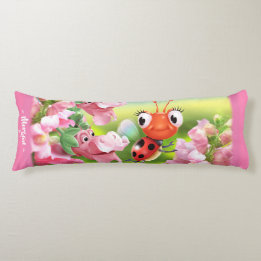 Coussins Longs Ladybug dans le jardin fleuri. Pink Giant personna