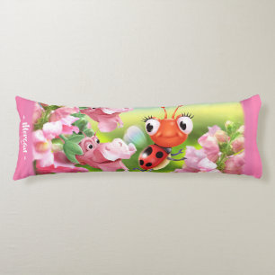 Coussins Longs Ladybug dans le jardin fleuri. Pink Giant personna
