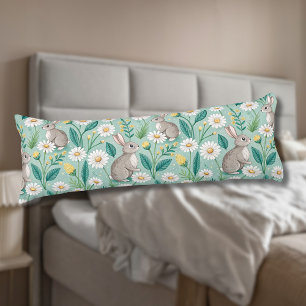 Coussins Longs Lapins mignons assis parmi des pâquerettes blanche