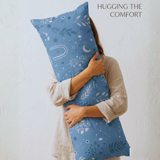 Coussins Longs Linge de lit Boho Céleste Botanique Bleu Poussiére (Trendy whimsical celestial body pillow. Soft dusty blue long cushion for cozy nursery decor! )