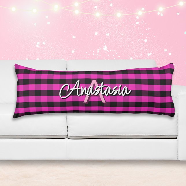 Coussins Longs Monogramme de Noël à carreaux rustique rose (A monogrammed body pillow with pink and black buffalo check pattern)