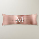 Coussins Longs Monogramme en métal brossé Rose de fille Nom du sc<br><div class="desc">Fille Rose or brossé métal Monogramme Nom du script Oreiller corps</div>