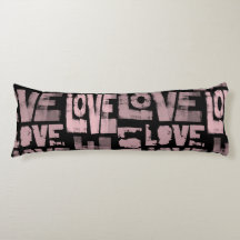 Oreiller Corporel Love en Rose et Noir Graffiti