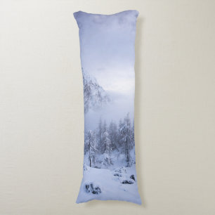 Coussins Longs Pays merveilleux d'hiver, brouillard, forêt d'épin