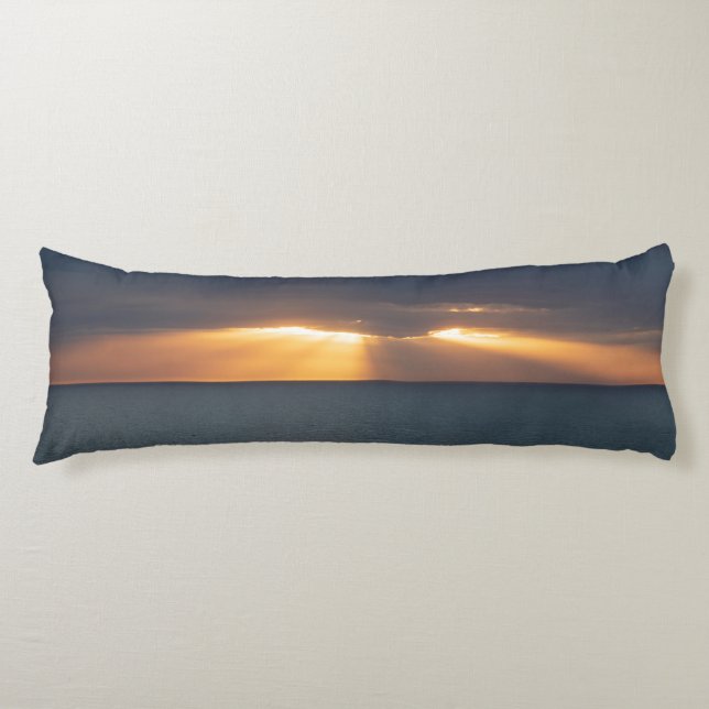 Coussins Longs Rayons de soleil dorés perçant les nuages au couch (Devant)