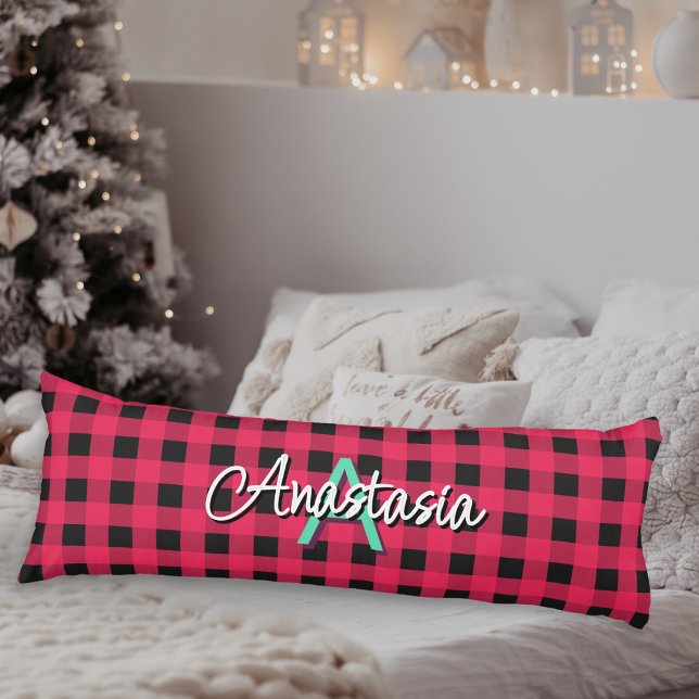Coussins Longs Rouge Noir Rustique Buffalo Vérifié Plaid Monogram (A monogrammed body pillow in red and black buffalo check)
