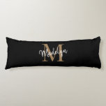 Coussins Longs Script de monogramme d'or noir à l'anniversaire de<br><div class="desc">Monogramme d'or noir Script nouveau marié Anniversaire Oreiller corps. Personnalisez facilement ce coussin de corps élégant moderne avec votre monogramme et votre nom personnalisés.</div>