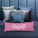 Coussins Longs Script de nom rose<br><div class="desc">Arrière - plan de couleur rose foncé. Personnalisez et ajoutez votre nom. Grand script blanc en lettres de style.</div>