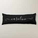 Coussins Longs Signature de fille noire et blanche<br><div class="desc">Un nom de signature en noir et blanc pour elle sur un coussin long. La signature girly moderne dispose d'une police calligraphie élégante avec queues décoratives. Customisez le style de police pour créer votre propre literie pour le cadeau de retour à l'école de votre fille.</div>