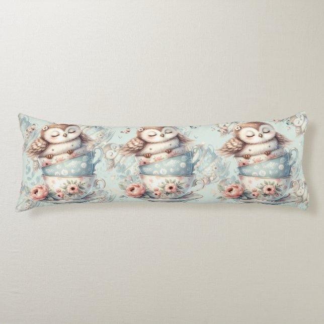 Coussins Longs Sleeping Owl in Stacked Floral Teacups (Devant)
