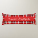 Coussins Longs Tartan rouge blanc plaid personnalisé<br><div class="desc">Ce coussin carrosserie en plaid rouge et blanc a un motif récurrent coché / tartan qui est légèrement texturé. C'est un motif clair,  élégant,  élégant et élégant. Utilisez le modèle pour ajouter votre nom en lettres blanches élégantes à la barre rouge et il apparaîtra de chaque côté.</div>