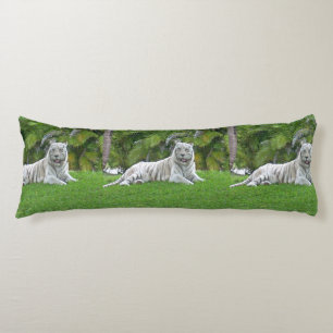 Coussins Longs Tigre Blanc se Reposant Parmi les Palmiers Verts