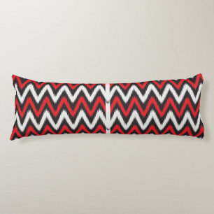 Coussins Longs un motif en zigzag rouge et noir sur fond blanc