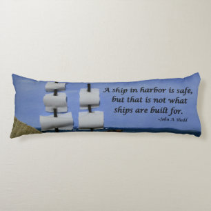 Coussins Longs Un navire dans le port est une soumission inspiran