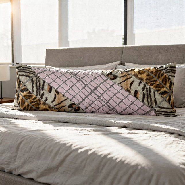 Coussins Longs Wildcat Matrix - Chat Bengal Léopard Rose Rose (Seitenschläferkissen liegt auf dem Bett)