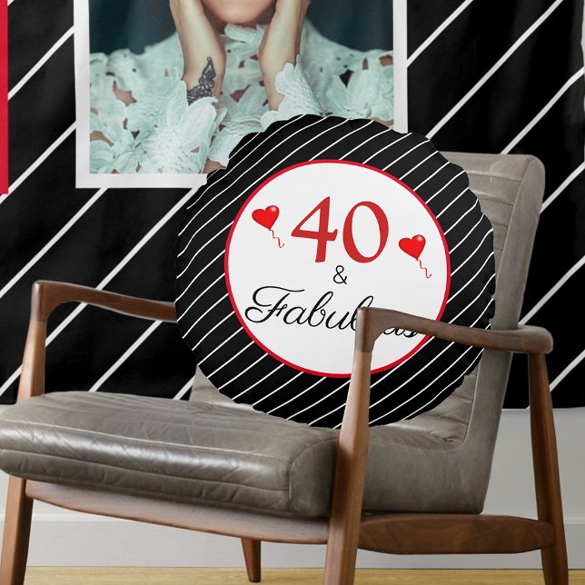 Coussins Ronds 40 & Coeurs fabuleux 40e Anniversaire Noir & rayur (40 & Fabulous Hearts 40th Birthday Black & Stripes Round Pillow)