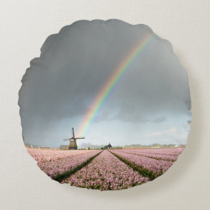 Coussins Ronds Arc-en-ciel au-dessus des jacinthes et un moulin 