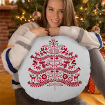 Coussins Ronds Art populaire scandinave rouge Arbre de Noël nordi<br><div class="desc">Aimez-vous l'ambiance de Noël traditionnelle scandinave à l'art populaire ? C’est un style fantaisiste et charmant qui a l’air si cosy ! Ce petit arbre de Noël apportera une touche de fantaisie à vos vacances. Doté d'un cheval traditionnel de Dala nordique, de fleurs et de cerfs en forme d'arbre de...</div>