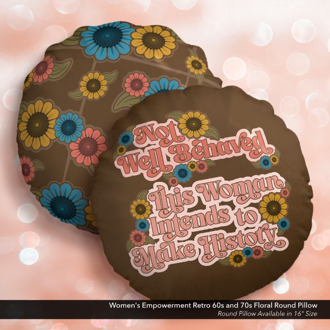 Coussins Ronds Autonomisation des femmes dans les années 60 rétro (Not Well Behaved - Women's Empowerment Round Pillow with a Retro 60s and 70s Floral Design.)