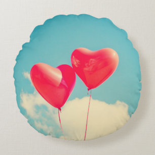 Coussins Ronds Ballons du Coeur Rouge contre ciel nuageux