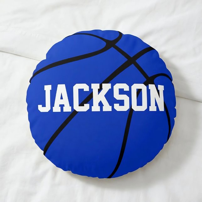 Coussins Ronds Basket Bleu Coutume Oreiller rond (Personalized blue basketball pillow on bed.)