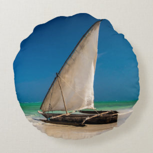 Coussins Ronds Bateau de pêche traditionnel sur la plage