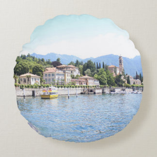 COUSSINS RONDS BATEAU JAUNE ACCÈS PRÈS DU BÂTIMENT