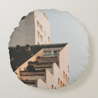 COUSSINS RONDS BÂTIMENT EN BÉTON BLANC