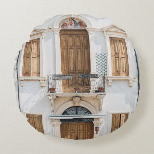 COUSSINS RONDS BÂTIMENT EN BÉTON BLANC AVEC PORTES EN BOIS ET VEN