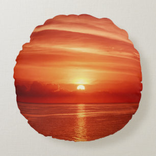 Coussins Ronds Beau lever de soleil coloré à la mer avec dramati