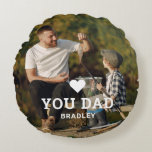 Coussins Ronds BON COEUR VOUS AIME PÈRE Noms de photos<br><div class="desc">Cute HEART LOVE YOU PAD Photo Names Jetez des oreillers avec votre photo préférée avec le texte "(coeur d'amour) you Dad" dans un script blanc moderne avec vos noms ci-dessous. Personnalisez en modifiant le texte dans la zone de texte fournie et en ajoutant votre propre image. Parfait pour les cadeaux...</div>