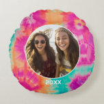 Coussins Ronds Bordure de teinture avec photo et année - Aqua ros<br><div class="desc">Ajoutez une photo à ce coussin de bordure de teinture. Une bordure colorée amusante en teinture à cravate fait un objet inoubliable pour votre maison ou votre chambre d'hôtes. Une police minimale moderne pour l'année avec un endroit pour télécharger 1 photo carré.</div>