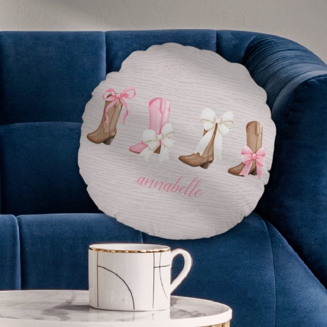 Coussins Ronds Bottes de cowgirl Cute Coquette Personnalisées (Cute Coquette Cowgirl Boots Personalized Round Pillow)