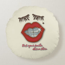 Bracelets brillants, lèvres rouges, lune et cils é