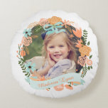 Coussins Ronds Broche Monnaie Girl Floral Wreath Photo personnali<br><div class="desc">Fleurs de pêche et d'orange, avec des feuilles vert foncé formant une jolie couronne florale. Personnalisez-le avec votre photo préférée et votre message ou le nom de votre fille. Avec votre monogramme sur l'arrière - plan. Idéal pour le décor de crèche pour bébés filles ou la chambre de votre petite...</div>