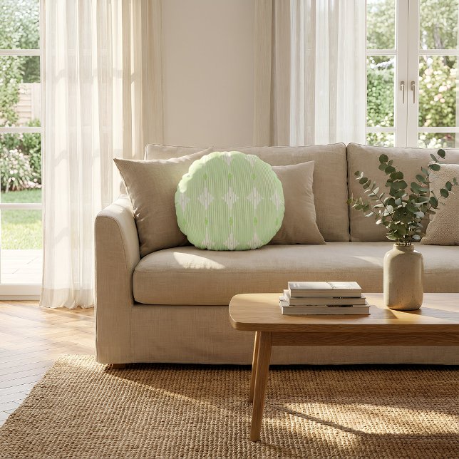 Coussins Ronds Brutalist Pulse : Pistaccio vert et blanc (Rundes Kissen liegt auf dem Sofa im Wohnzimmer)
