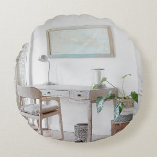 COUSSINS RONDS BUREAU VIDE PRÈS DU RIDEAU