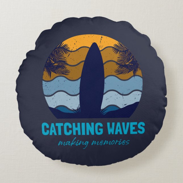 Coussins Ronds Catching Waves Retro Surboard Beach Art (Devant)
