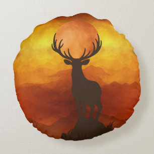 Coussins Ronds Cerf élaphe au sommet d'une montagne au coucher du