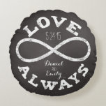 Coussins Ronds Chalkboard Infinity Love Date de mariage et noms<br><div class="desc">Célébrez l'amour infini entre votre mariée et votre mari préférés avec cet oreiller rond personnalisable ! Un symbole d'infini à la craie blanche et le texte « Amour Toujours » entourent les noms d'un couple et la date de leur mariage sur un fond de tableau noir. Fait un cadeau beau,...</div>