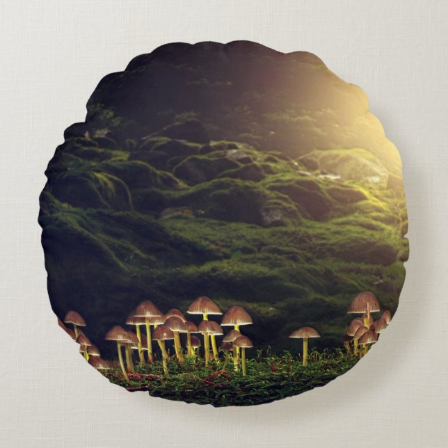 Coussins Ronds Champignons sauvages mûrs dans la forêt (Devant)