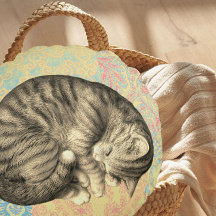 Chat courbé dormant sur la courtepointe mignon dou