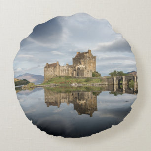 Coussins Ronds Château d'Eilean Donan avec la réflexion en Ecosse
