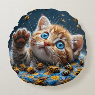 Coussins Ronds Chaton mignon interagissant avec des abeilles
