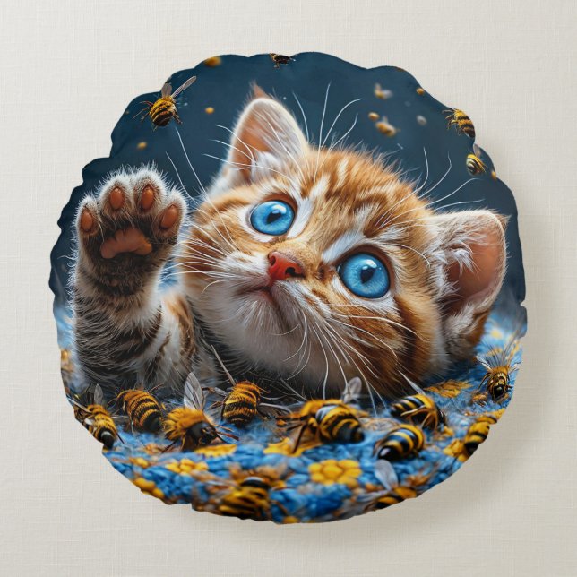 Coussins Ronds Chaton mignon interagissant avec des abeilles (Devant)