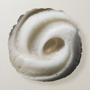 Coussins Ronds Close-Up of Creamy White Foam with Swirling Textur